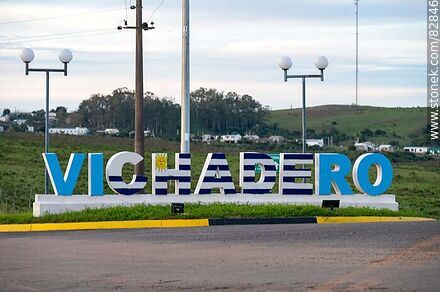 Letrero de Vichadero a la entrada por el sur de la ciudad - Departamento de Rivera - URUGUAY. Foto No. 82846