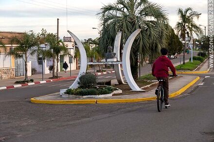 Ciclista en Bulever Artigas - Departamento de Rivera - URUGUAY. Foto No. 82833