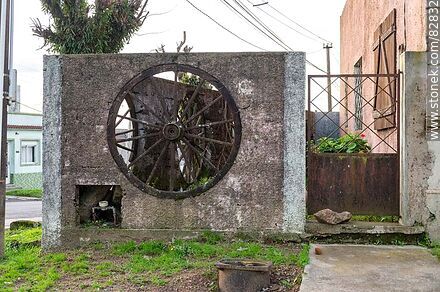 House with wagon wheel wall - Department of Rivera - URUGUAY. Photo #82832