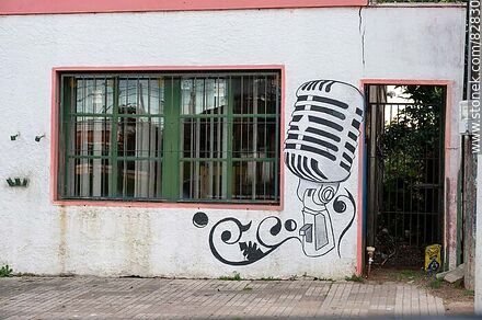 Mural con un antiguo micrófono de radio - Departamento de Rivera - URUGUAY. Foto No. 82830