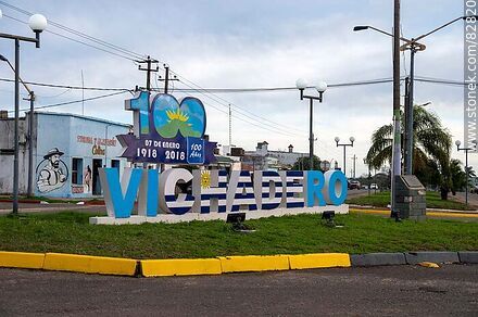 Letrero de Vichadero en la entrada desde el norte. Conmemoración de sus 100 años - Departamento de Rivera - URUGUAY. Foto No. 82820