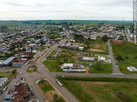 Vista aérea de Bulevar Artigas (rutas 6 y 44) y la ciudad de Vichadero - Departamento de Rivera - URUGUAY. Foto No. 82814
