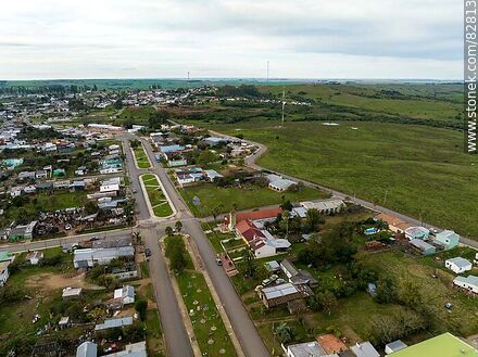 Vista aérea de Bulevar Artigas (rutas 6 y 44) y la ciudad de Vichadero - Departamento de Rivera - URUGUAY. Foto No. 82813