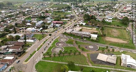 Vista aérea de Bulevar Artigas (rutas 6 y 44) y la ciudad de Vichadero - Departamento de Rivera - URUGUAY. Foto No. 82811