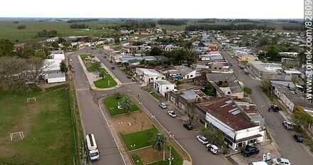Vista aérea de Bulevar Artigas (rutas 6 y 44) y la ciudad de Vichadero - Departamento de Rivera - URUGUAY. Foto No. 82809