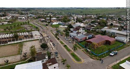 Vista aérea de Bulevar Artigas (rutas 6 y 44) y la ciudad de Vichadero - Departamento de Rivera - URUGUAY. Foto No. 82808