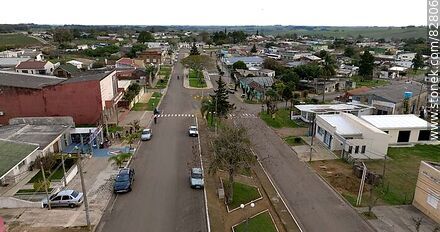 Vista aérea de Bulevar Artigas (rutas 6 y 44) y la ciudad de Vichadero - Departamento de Rivera - URUGUAY. Foto No. 82806
