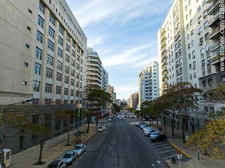 Vista aérea de la Avenida del Libertador hacia la Av. 18 de Julio - Departamento de Montevideo - URUGUAY. Foto No. 82886