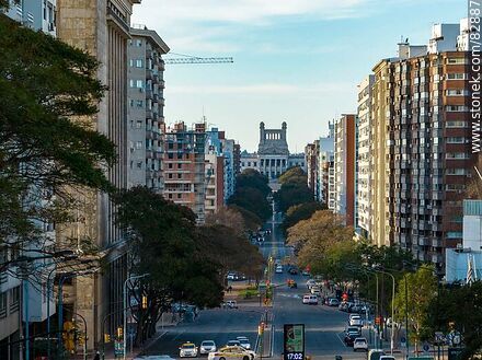 Vista aérea de la Avenida del Libertador hacia el Palacio Legislativo - Departamento de Montevideo - URUGUAY. Foto No. 82887