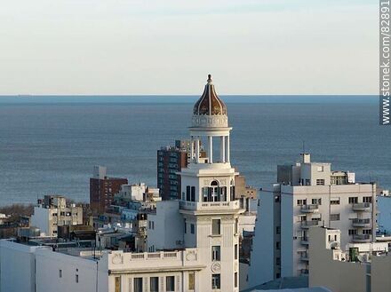 Vista aérea del edificio Rex y edificios hacia la Rambla Sur - Departamento de Montevideo - URUGUAY. Foto No. 82891