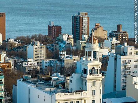 Vista aérea del edificio Rex y edificios hacia la Rambla Sur - Departamento de Montevideo - URUGUAY. Foto No. 82892