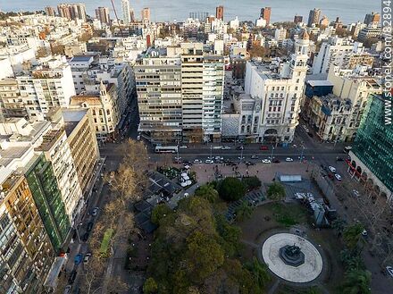Vista aérea de la plaza Fabino y la Av. 18 de Julio - Departamento de Montevideo - URUGUAY. Foto No. 82894