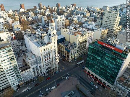 Vista aérea del edificio Rex, Banco República y banco Santander y otros hacia el sur. Palacio Lapido - Departamento de Montevideo - URUGUAY. Foto No. 82895