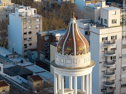 Vista aérea de la cúpula y glorieta del edificio Rex - Departamento de Montevideo - URUGUAY. Foto No. 82896