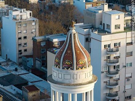 Vista aérea de la cúpula y glorieta del edificio Rex - Departamento de Montevideo - URUGUAY. Foto No. 82897
