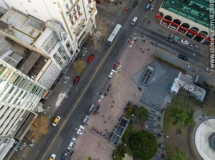 Vista aérea de la esquina de la plaza Fabini en la Av. 18 de Julio esquina J. H. y Obes - Departamento de Montevideo - URUGUAY. Foto No. 82898