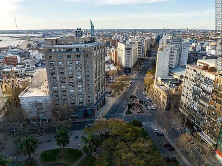 Vista aérea desde la Plaza Fabini a la Avenida del Libertador - Departamento de Montevideo - URUGUAY. Foto No. 82888