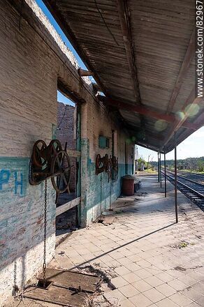 Estación de trenes de Algorta. Antiguos mecanismos de cambios de vías. Andén mirando a Paysandú - Departamento de Río Negro - URUGUAY. Foto No. 82967
