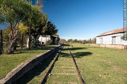 Antigua estación de trenes Menafra. Andén, estación y galpón de AFE - Departamento de Río Negro - URUGUAY. Foto No. 83036
