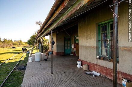 Antigua estación de trenes Menafra. Andén de la estación - Departamento de Río Negro - URUGUAY. Foto No. 83030