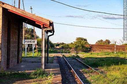 Estación de ferrocarril Porvenir. Andén de la estación - Departamento de Paysandú - URUGUAY. Foto No. 83060