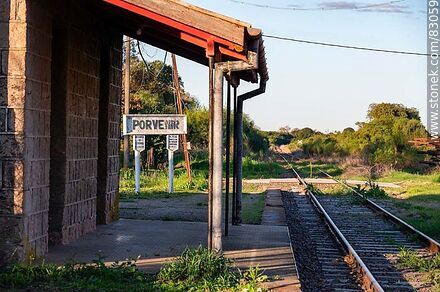 Estación de ferrocarril Porvenir. Andén de la estación - Departamento de Paysandú - URUGUAY. Foto No. 83059