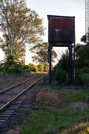 Estación de ferrocarril Porvenir. Tanque de agua de hierro - Departamento de Paysandú - URUGUAY. Foto No. 83058