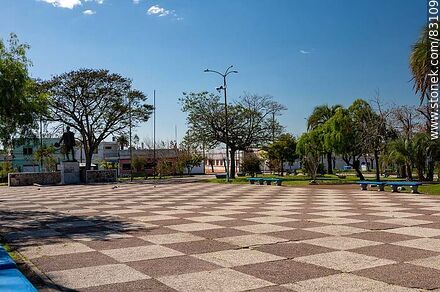 Plaza Claudio Williman - Departamento de Paysandú - URUGUAY. Foto No. 83109