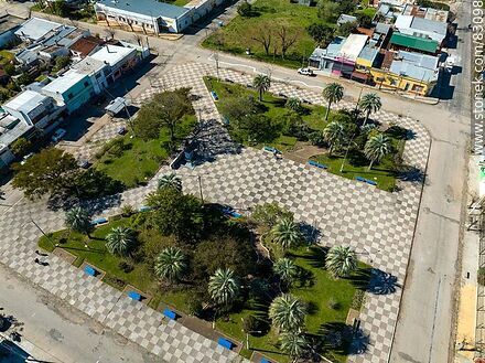 Vista aérea de la plaza Williman - Departamento de Paysandú - URUGUAY. Foto No. 83098