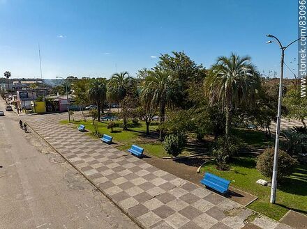 Vista aérea de la plaza Williman - Departamento de Paysandú - URUGUAY. Foto No. 83096