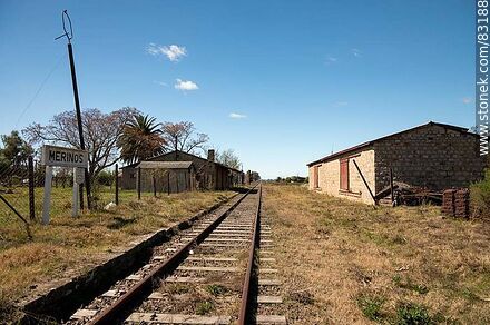 Estación de trenes de Merinos. Vías hacia Tres Árboles - Departamento de Río Negro - URUGUAY. Foto No. 83188