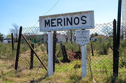 Estación de trenes de Merinos. Cartel de la estación - Departamento de Río Negro - URUGUAY. Foto No. 83185