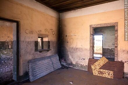 Interior vandalizado de la estación de trenes de Merinos - Rio Negro - URUGUAY. Photo #83180