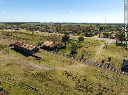 Vista aérea de la estación de trenes Merinos - Departamento de Río Negro - URUGUAY. Foto No. 83202