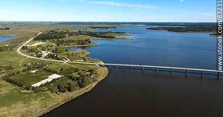 Vista aérea del puente en la ruta 3 sobre el arroyo grande y el parque Andresito - Departamento de Flores - URUGUAY. Foto No. 83231