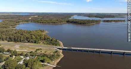 Vista aérea de la cabecera del puente en ruta 3 sobre el río Negro y el parque Bartolomé Hidalgo - Departamento de Flores - URUGUAY. Foto No. 83225