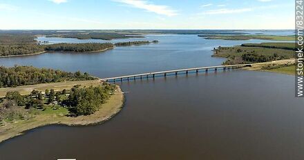 Vista aérea del puente en la ruta 3 cruzando el río Negro. Embalse de la represa de Palmar - Departamento de Flores - URUGUAY. Foto No. 83224