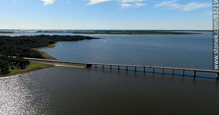 Vista aérea del puente en la ruta 3 sobre el arroyo Grande - Departamento de Flores - URUGUAY. Foto No. 83219