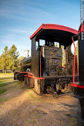 Antigua locomotora con su vagón de carga de leña o carbón en el Parque Rodó - Departamento de San José - URUGUAY. Foto No. 83273