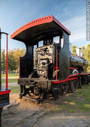 Antigua locomotora con su vagón de carga de leña o carbón en el Parque Rodó - Departamento de San José - URUGUAY. Foto No. 83271
