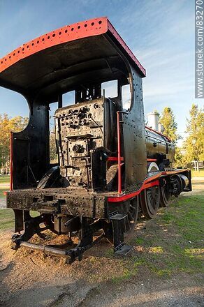 Antigua locomotora con su vagón de carga de leña o carbón en el Parque Rodó - Departamento de San José - URUGUAY. Foto No. 83270