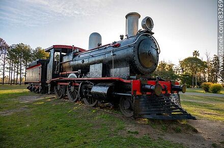 Antigua locomotora con su vagón de carga de leña o carbón en el Parque Rodó - Departamento de San José - URUGUAY. Foto No. 83269