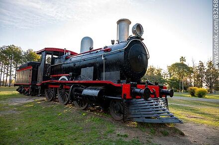 Antigua locomotora con su vagón de carga de leña o carbón en el Parque Rodó - Departamento de San José - URUGUAY. Foto No. 83268