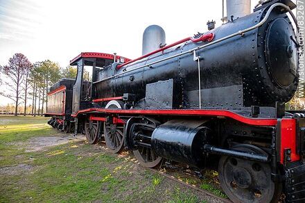 Antigua locomotora con su vagón de carga de leña o carbón en el Parque Rodó - Departamento de San José - URUGUAY. Foto No. 83267