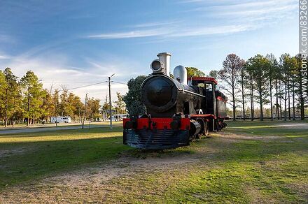 Antigua locomotora con su vagón de carga de leña o carbón en el Parque Rodó - Departamento de San José - URUGUAY. Foto No. 83266