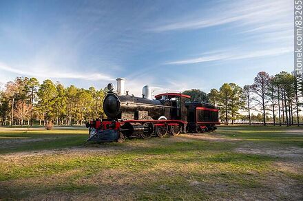 Antigua locomotora con su vagón de carga de leña o carbón en el Parque Rodó - Departamento de San José - URUGUAY. Foto No. 83265