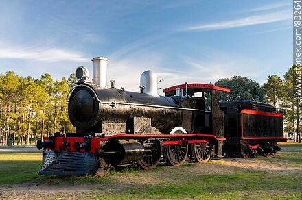 Antigua locomotora con su vagón de carga de leña o carbón en el Parque Rodó - Departamento de San José - URUGUAY. Foto No. 83264