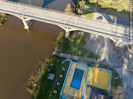 Vista aérea del puente en ruta 3 sobre el río San José. Piscina municipal. - Departamento de San José - URUGUAY. Foto No. 83301