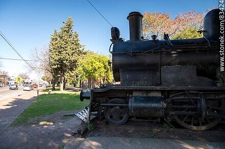Antigua locomotora exhibida cerca de la antigua estación de trenes - Departamento de Río Negro - URUGUAY. Foto No. 83424