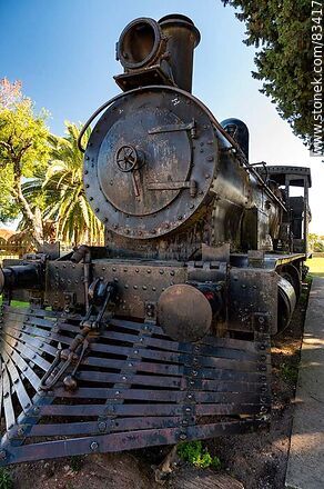 Antigua locomotora exhibida cerca de la antigua estación de trenes - Departamento de Río Negro - URUGUAY. Foto No. 83417